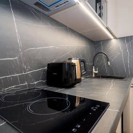 Airport-bus - 13 North - Family 9