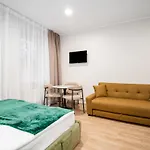 Airport-bus - 13 North - Family 9 Apartment